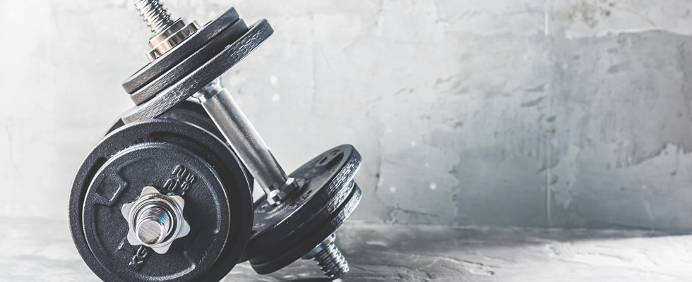 Kurzhanteln liegen aufeinander